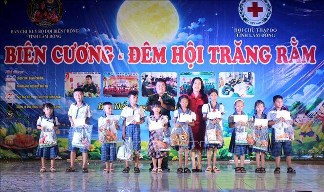 Ban tổ chức trao tặng học bổng và quà trung thu cho các em tại chương trình. Ảnh: Hồng Hiếu - TTXVN