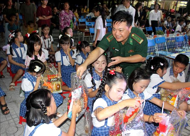 Đại tá Đinh Văn Bộ, Phó Chính ủy Bộ đội Biên phòng tỉnh Lâm Đồng trao quà Trung thu cho thiếu nhi ở xã Hòa Thắng (Lâm Đồng). Ảnh: Hồng Hiếu - TTXVN