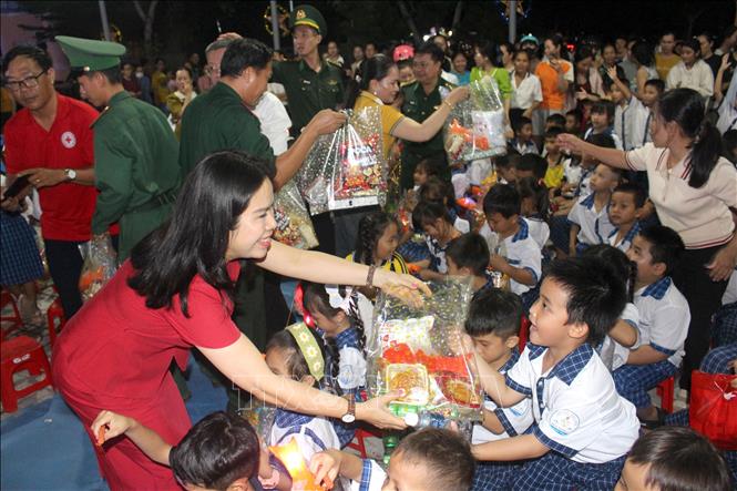Bà Nguyễn Thị Thanh Nhàn, Phó Chủ tịch Hội Chữ thập đỏ tỉnh Lâm Đồng trao quà Trung thu cho thiếu nhi. Ảnh: Hồng Hiếu - TTXVN