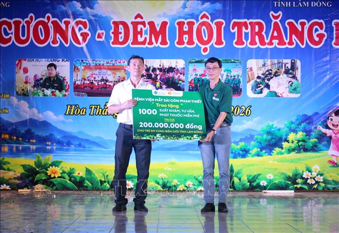 Ban tổ chức trao tặng 1.000 suất khám, phát thuốc miễn phí cho trẻ em, học sinh có hoàn cảnh khó khăn tại xã Hòa Thắng (Lâm Đồng)
Ảnh: Hồng Hiếu- TTXVN