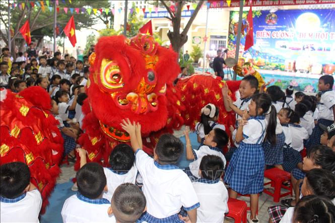 Chương trình “Biên cương- Đêm hội trăng rằm” mang Trung thu đến sớm cho hơn 500 học sinh tại Trường Tiểu học Hòa Thắng, xã Hòa Thắng. Ảnh: Hồng Hiếu - TTXVN
