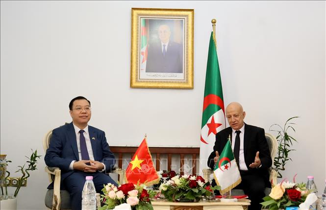 Tổng Bí thư Đảng Mặt trận giải phóng dân tộc Algeria (FLN) Abdelkrim Benmebarek tiếp Đại sứ Việt Nam tại Algeria Vũ Duy Long. Ảnh: Mạnh Hùng – PV TTXVN tại Algeria