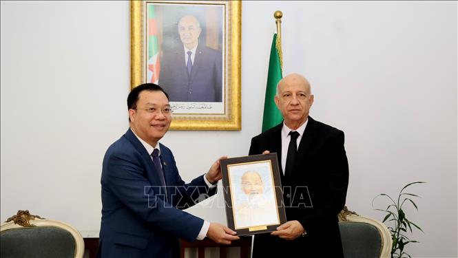 Đại sứ Việt Nam tại Algeria Vũ Duy Long tặng ảnh Chủ tịch Hồ Chí Minh cho Tổng Bí thư Đảng Mặt trận giải phóng dân tộc Algeria. Ảnh: Mạnh Hùng – PV TTXVN tại Algeria