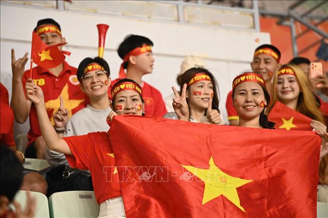 Cổ động viên Việt Nam tại Osaka cổ vũ cho đội tuyển bóng đá nữ Việt Nam tại ASIAD 2026. Ảnh: Nguyễn Tuyến - Pv TTXVN tại Nhật Bản