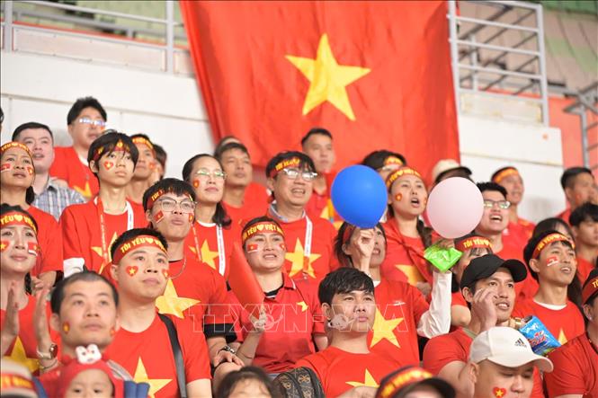 Một góc khán đài sân Nagai đã rực đỏ cờ Tổ quốc. Ảnh: Nguyễn Tuyến - Pv TTXVN tại Nhật Bản