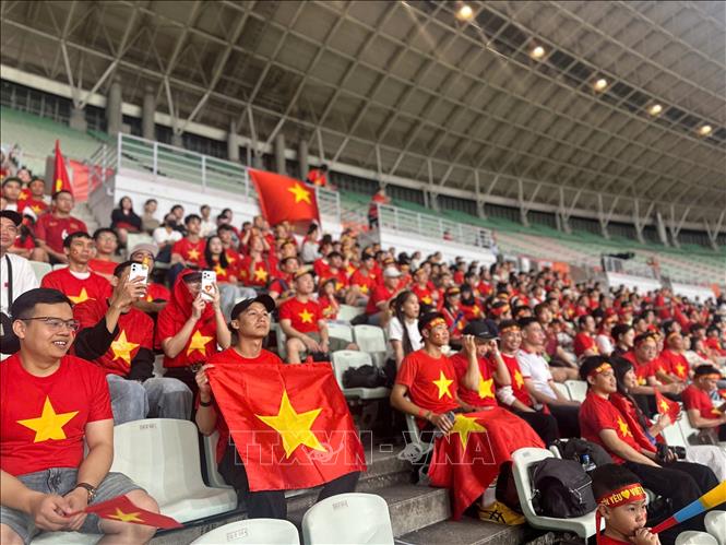 Một góc khán đài sân Nagai đã rực đỏ cờ Tổ quốc. Ảnh: Nguyễn Tuyến - Pv TTXVN tại Nhật Bản