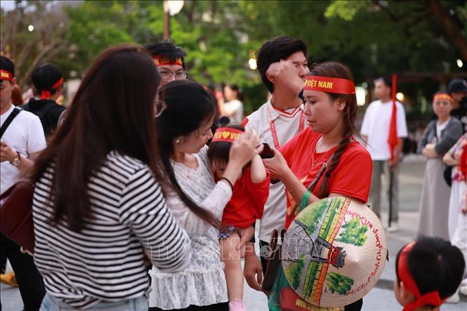Các cổ động viên Việt Nam tại Osaka trước giờ vào cổ vũ đội tuyển bóng đá nữ. Ảnh: Nguyễn Tuyến - Pv TTXVN tại Nhật Bản