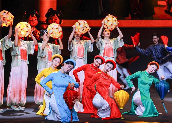 Chương trình nghệ thuật đặc sắc, thắm tình hữu nghị láng giềng Việt - Trung. Ảnh: Khánh Hoà - TTXVN
