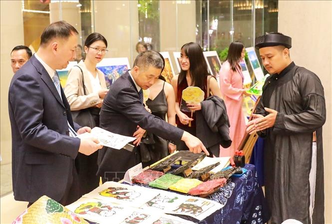 Khách tham quan Chợ phiên Trung thu “Trăng soi Lan Thương - Mekong một dòng nước hữu tình”. Ảnh: Khánh Hoà - TTXVN