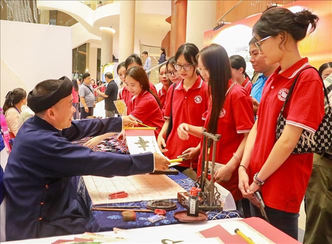 Khách tham quan Chợ phiên Trung thu “Trăng soi Lan Thương - Mekong một dòng nước hữu tình”. Ảnh: Khánh Hoà - TTXVN
