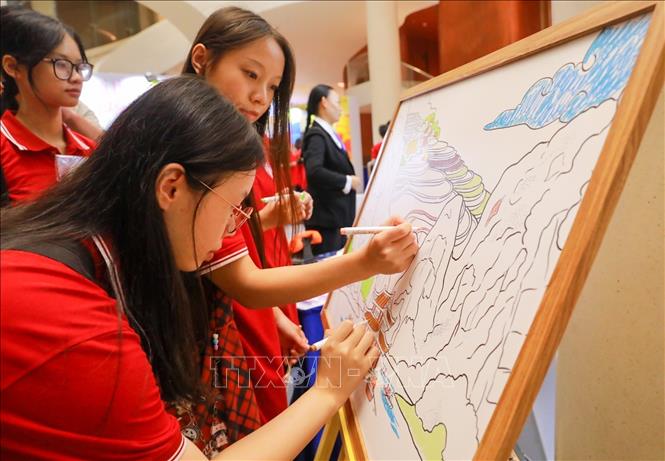 Khách tham quan Chợ phiên Trung thu “Trăng soi Lan Thương - Mekong một dòng nước hữu tình”. Ảnh: Khánh Hoà - TTXVN