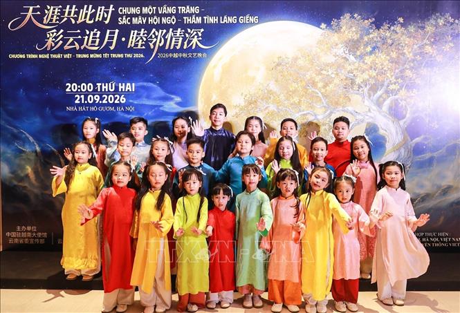 Các em nhỏ thích thú chụp ảnh tại chương trình. Ảnh: Khánh Hoà - TTXVN