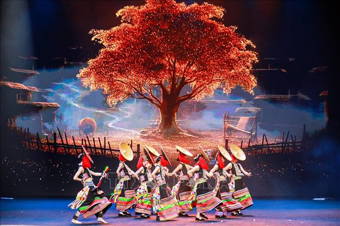 Tiết mục nghệ thuật tại chương trình. Ảnh: Khánh Hoà - TTXVN
