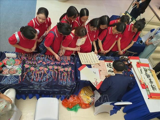 Hoạt động trải nghiệm, khám phá  tại các gian hàng trong chương trình Chợ phiên Trung thu “Trăng soi Lan Thương - Mekong một dòng nước hữu tình”. Ảnh: Nguyễn Trọng Lịch - TTXVN