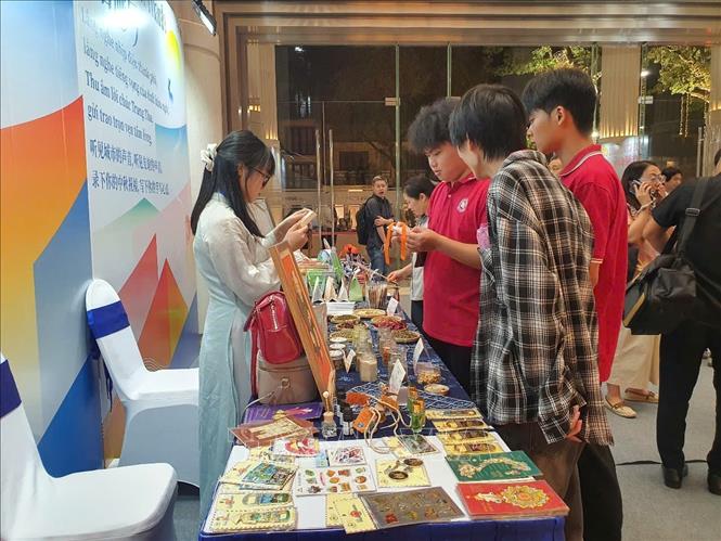 Hoạt động trải nghiệm, khám phá  tại các gian hàng trong chương trình Chợ phiên Trung thu “Trăng soi Lan Thương - Mekong một dòng nước hữu tình”. Ảnh: Nguyễn Trọng Lịch - TTXVN
