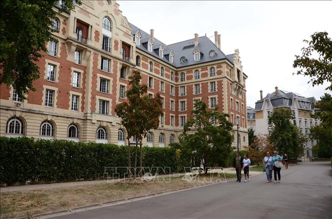 Nhà Pháp - Anh tại Cư xá Đại học Quốc tế Paris. Khánh thành năm 1937, công trình mang đậm dấu ấn kiến trúc Anh với tường gạch đỏ, mái dốc và các đầu hồi đặc trưng, được xây dựng như một biểu tượng của tình hữu nghị Pháp - Anh. Ảnh: Hữu Chiến - PV TTXVN tại Pháp