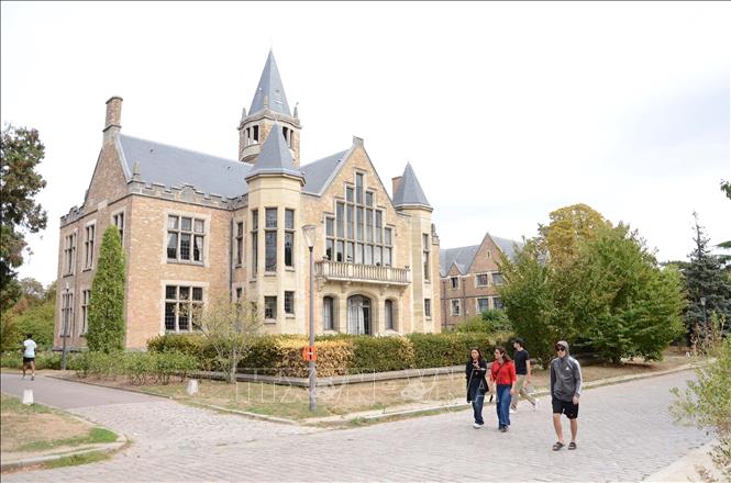 Một khu nhà mang phong cách kiến trúc cổ điển tại Cư xá Đại học Quốc tế Paris. Các công trình với nhiều phong cách kiến trúc khác nhau tạo nên nét riêng của quần thể này. Ảnh: Hữu Chiến - PV TTXVN tại Pháp