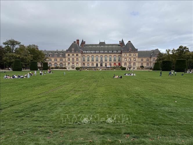 Nhà Quốc tế, công trình trung tâm của Cư xá Đại học Quốc tế Paris, nhìn từ thảm cỏ lớn phía trước. Thảm cỏ rộng khoảng 10.000 m² là một trong những không gian sinh hoạt, giao lưu và tổ chức các hoạt động văn hóa của Cư xá. Ảnh: Hữu Chiến - PV TTXVN tại Pháp