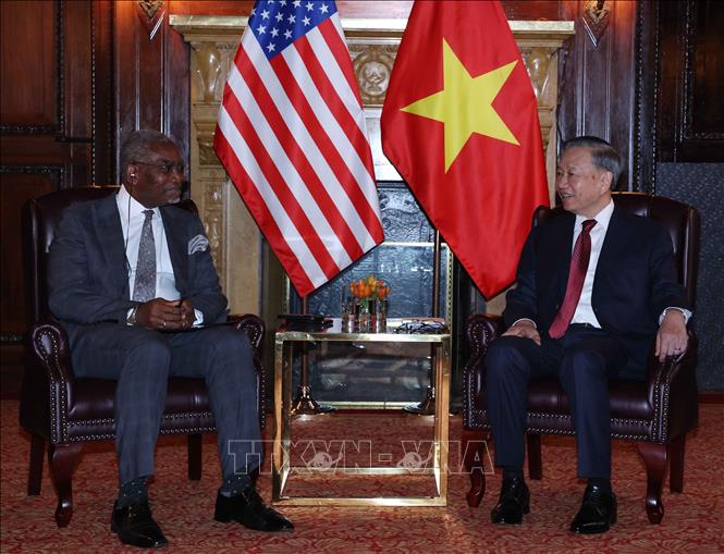 Tổng Bí thư, Chủ tịch nước Tô Lâm với Hạ nghị sĩ Gregory Meeks, thành viên cao cấp Ủy ban Đối ngoại Hạ viện Hoa Kỳ. Ảnh: Thống Nhất – TTXVN