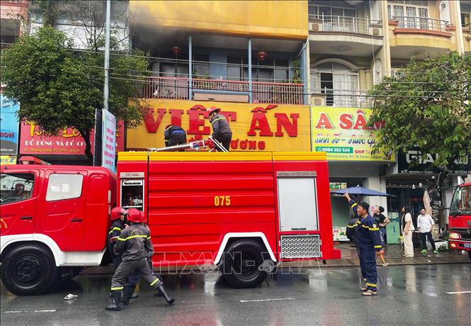 Lực lượng chữa cháy nhanh chóng có mặt tại hiện trường, triển khai phương tiện dập lửa. Ảnh: Bùi Giang - TTXVN