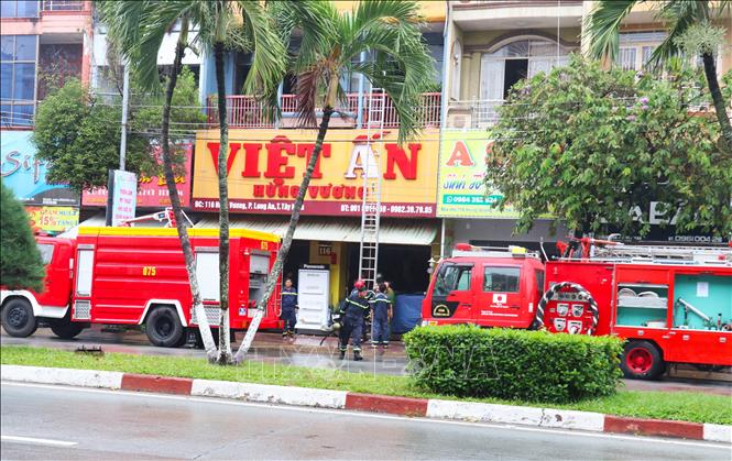 Hai xe chữa cháy được điều động đến hiện trường vụ cháy. Ảnh: Bùi Giang - TTXVN