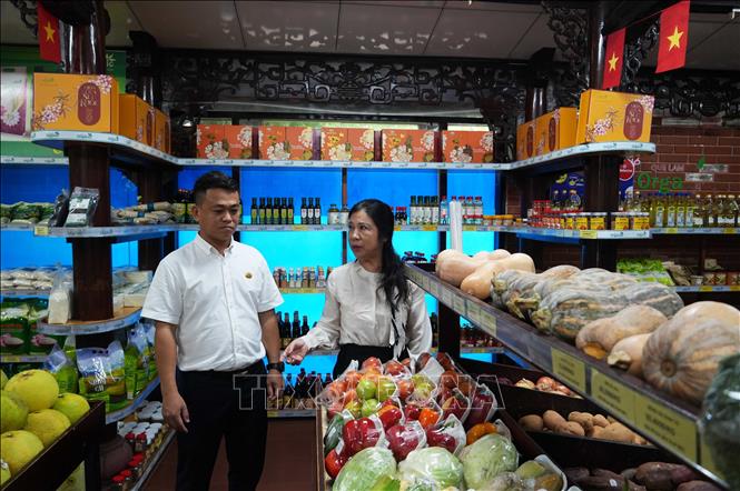 Các loại rau, củ, quả sản xuất theo phương thức liên kết và hữu cơ được bán trong Siêu thị nông sản và thực phẩm hữu cơ Quế Lâm, thành phố Huế. Ảnh: Nguyên Lý - TTXVN