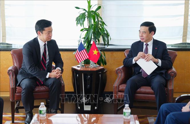 Đại tướng Phan Văn Giang (phải) tiếp ông John Noh, Trợ lý Bộ trưởng Bộ Chiến tranh Mỹ. Ảnh: Đoàn Hùng – PV TTXVN tại Mỹ