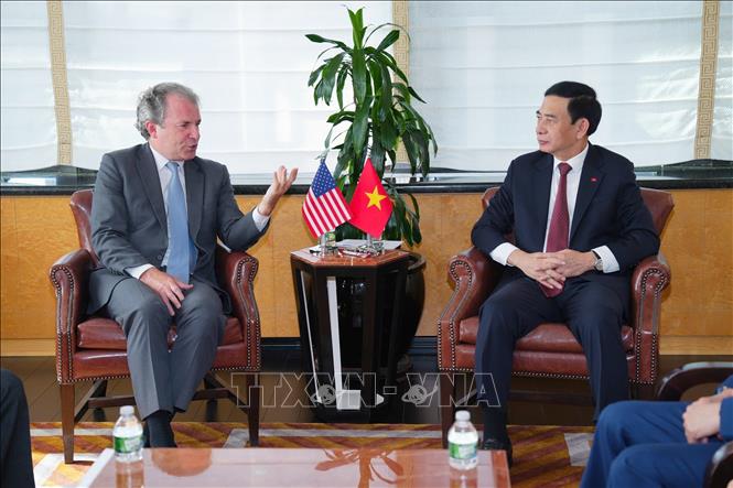 Ông Daniel Rosen (trái), Giám đốc điều hành Rosen Partner, trao đổi với Đại tướng Phan Văn Giang. Ảnh: Đoàn Hùng – PV TTXVN tại Mỹ