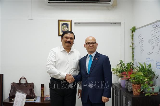 Đại sứ Việt Nam tại Ấn Độ Trịnh Minh Mạnh và Tiến sĩ S. Vijayakumar, Thứ trưởng thường trực phụ trách Công nghiệp, Xúc tiến đầu tư và Thương mại của Chính quyền bang Tamil Nadu. Ảnh: Vũ Hà - PV TTXVN tại Ấn Độ