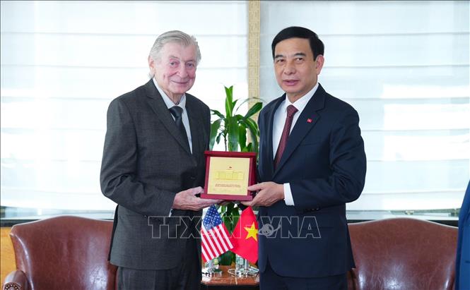 Bộ trưởng Quốc phòng Phan Văn Giang (phải) trao quà lưu niệm cho ông Jack Rosen, Chủ tịch của R-mor. Ảnh: Đoàn Hùng – PV TTXVN tại Mỹ