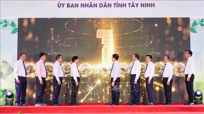 Lãnh đạo tỉnh Tây Ninh và các đại biểu thực hiện nghi thức khai mạc Lễ hội Nông sản đặc trưng và sản phẩm OCOP tỉnh Tây Ninh lần thứ I năm 2026. Ảnh: Minh Phú - TTXVN 