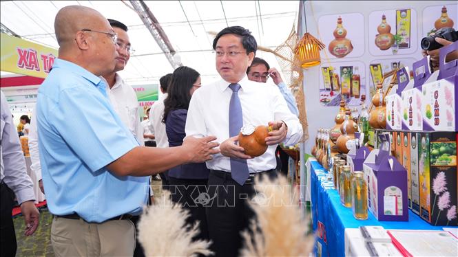 Ủy viên Trung ương Đảng, Bí thư Tỉnh ủy Tây Ninh Nguyễn Văn Quyết tham quan, tìm hiểu các sản phẩm nông sản, sản phẩm OCOP được trưng bày tại Lễ hội. Ảnh: Minh Phú - TTXVN 