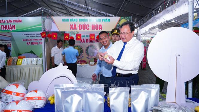 Chủ tịch UBND tỉnh Tây Ninh Lê Văn Hẳn tham quan khu trưng bày, giới thiệu nông sản đặc trưng, sản phẩm OCOP và sản phẩm chế biến của tỉnh. Ảnh: Minh Phú - TTXVN 