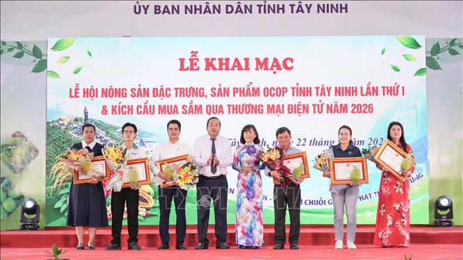 Phó Chủ tịch UBND tỉnh Tây Ninh Nguyễn Minh Lâm trao Bằng khen của Chủ tịch UBND tỉnh cho các đơn vị có thành tích trong tổ chức Lễ hội. Ảnh: Minh Phú - TTXVN