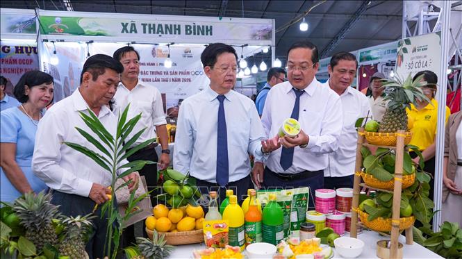 Nguyên Phó Thủ tướng Chính phủ Mai Văn Chính (giữa) cùng lãnh đạo tỉnh Tây Ninh tham quan, tìm hiểu các sản phẩm nông sản đặc trưng được giới thiệu tại gian hàng của các địa phương, doanh nghiệp. Ảnh: Minh Phú - TTXVN 