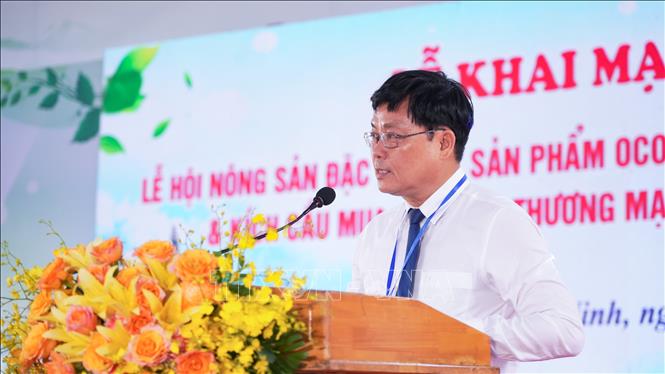 Ông Trương Tấn Đạt, Phó Giám đốc Sở Nông nghiệp và Môi trường tỉnh Tây Ninh, công bố Quyết định phê duyệt kết quả đánh giá, phân hạng và trao Giấy chứng nhận sản phẩm OCOP năm 2026. Ảnh: Minh Phú - TTXVN