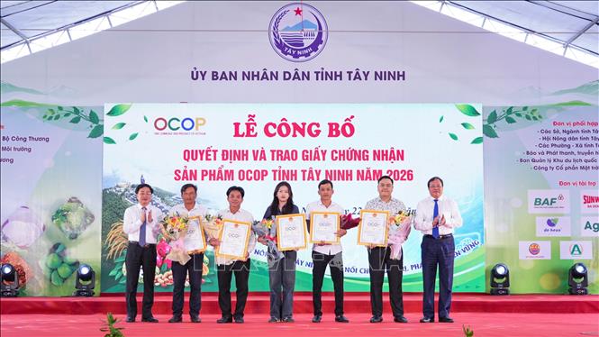 Lãnh đạo tỉnh Tây Ninh trao Giấy chứng nhận sản phẩm OCOP năm 2026 cho các chủ thể có sản phẩm được công nhận. Ảnh: Minh Phú - TTXVN 