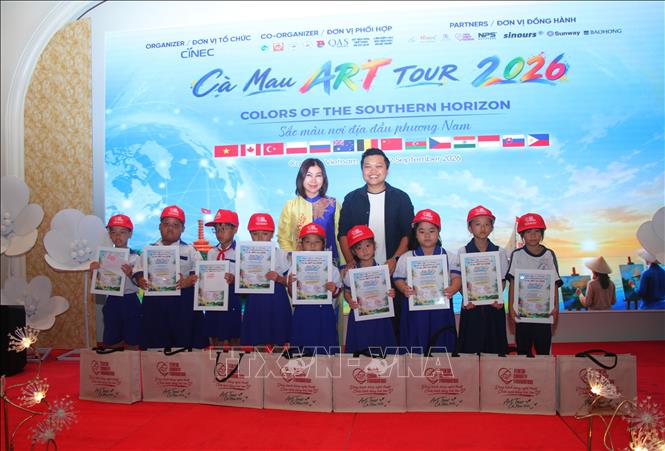 Tại chương trình, có 50 phần quà được trao tặng cho học sinh có hoàn cảnh khó khăn nhằm động viên các em nhỏ tiếp tục nuôi dưỡng ước mơ. Ảnh: Chanh Đa - TTXVN