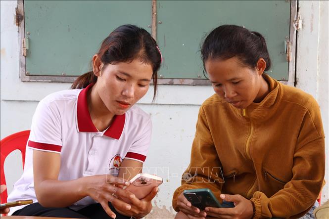 Hướng dẫn trực tiếp giúp đồng bào dân tộc thiểu số tiếp cận thuận lợi với dịch vụ công trực tuyến. Ảnh: Đặng Tuấn - TTXVN.