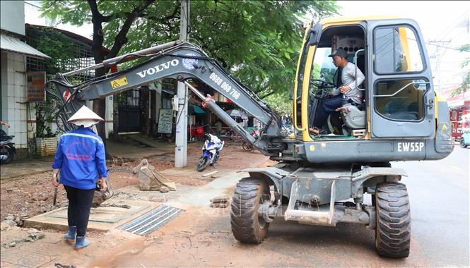 Máy móc được huy động thi công hệ thống thoát nước trên tuyến đường, góp phần đẩy nhanh tiến độ dự án chống ngập tại phường Bình Phước, thành phố Đồng Nai. Ảnh: Đậu Tất Thành – TTXVN
