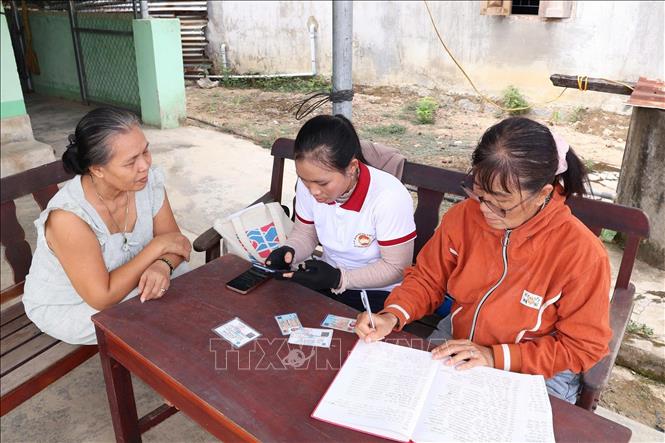 Hướng dẫn trực tiếp giúp đồng bào dân tộc thiểu số tiếp cận thuận lợi với dịch vụ công trực tuyến. Ảnh: Đặng Tuấn - TTXVN.
