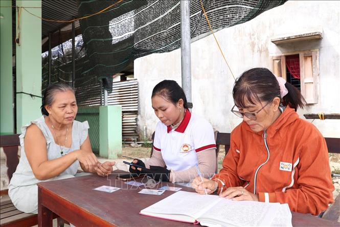 Người dân được hướng dẫn đăng nhập VNeID để thực hiện dịch vụ công. Ảnh: Đặng Tuấn - TTXVN.