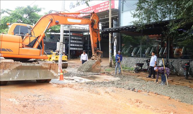Công nhân khẩn trương san gạt, hoàn thiện mặt bằng sau khi thi công hệ thống thoát nước trên đường Tôn Đức Thắng, phường Bình Phước, thành phố Đồng Nai. Ảnh: Đậu Tất Thành – TTXVN