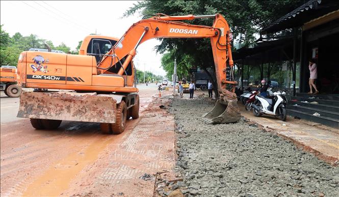 Máy xúc được huy động để đào, xử lý mặt bằng phục vụ thi công hệ thống thoát nước trên đường Tôn Đức Thắng, phường Bình Phước, thành phố Đồng Nai. Ảnh: Đậu Tất Thành – TTXVN