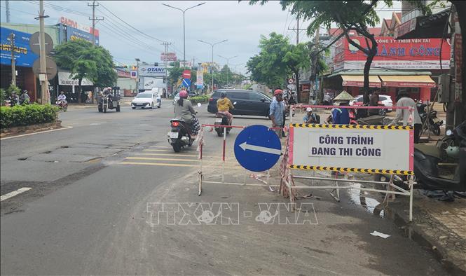 Công nhân thi công hệ thống cống thoát nước tại khu vực ngã ba Phú Riềng Đỏ - Tôn Đức Thắng, phường Bình Phước, thành phố Đồng Nai, góp phần khắc phục tình trạng ngập úng kéo dài nhiều năm. Ảnh: Đậu Tất Thành – TTXVN