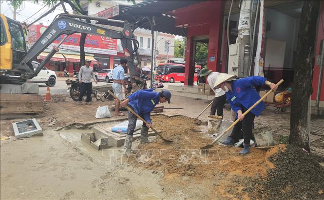 Công nhân khẩn trương thi công, hoàn thiện hệ thống thu gom nước và mặt bằng vỉa hè trên tuyến đường Phú Riềng Đỏ, phường Bình Phước, thành phố Đồng Nai. Ảnh: Đậu Tất Thành – TTXVN
