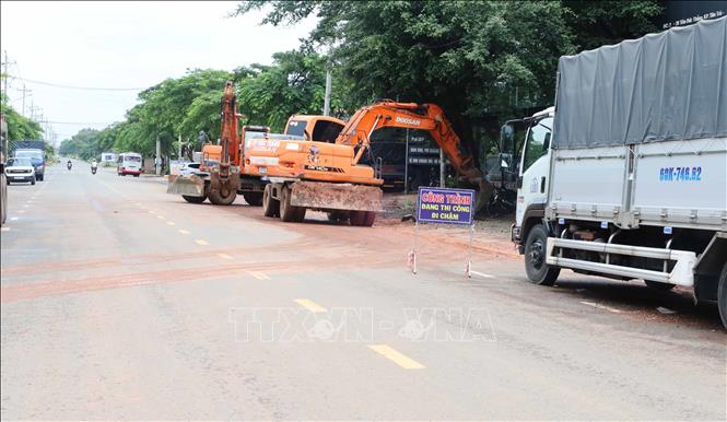 Phương tiện, máy móc được tập kết phục vụ thi công hệ thống thoát nước trên tuyến đường Tôn Đức Thắng, phường Bình Phước, thành phố Đồng Nai. Ảnh: Đậu Tất Thành – TTXVN