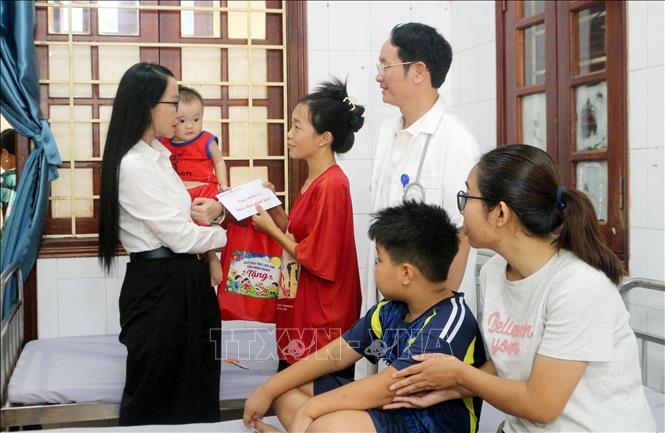 Lãnh đạo Chi cục Dân số và Trẻ em tỉnh Ninh Bình thăm, tặng quà cho trẻ em có hoàn cảnh khó khăn đang điều trị tại Khoa nhi, Bệnh viện đa khoa Hà Nam. Ảnh: Nguyễn Chinh - TTXVN