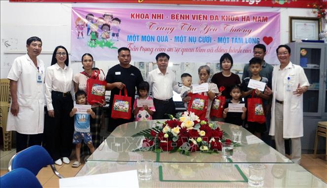 Trao quà Tết Trung thu cho các em nhỏ đang điều trị tại Bệnh viện đa khoa Hà Nam. Ảnh: Nguyễn Chinh - TTXVN