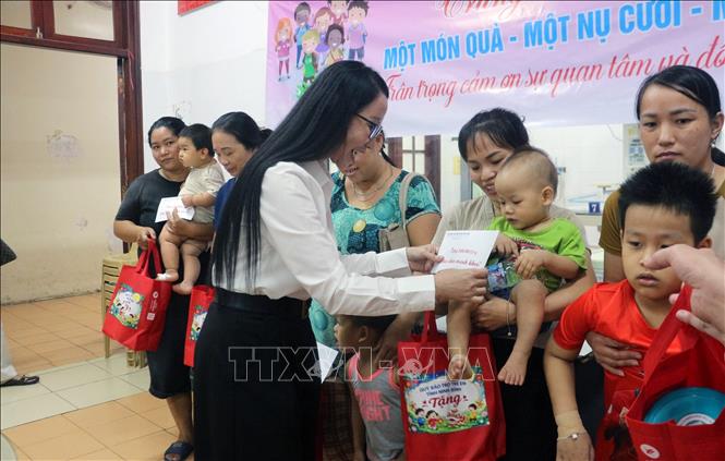 Món quà là sự hỗ trợ kịp thời, niềm động viên lớn để các em đang phải điều trị bệnh đón Tết Trung thu vui tươi, đầm ấm. Ảnh: Nguyễn Chinh - TTXVN